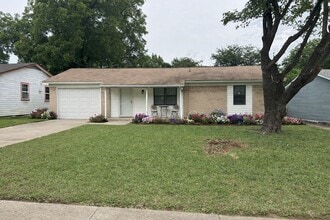 Building Photo - Stylish, Updated, Three Bedroom Home in the heart of Euless