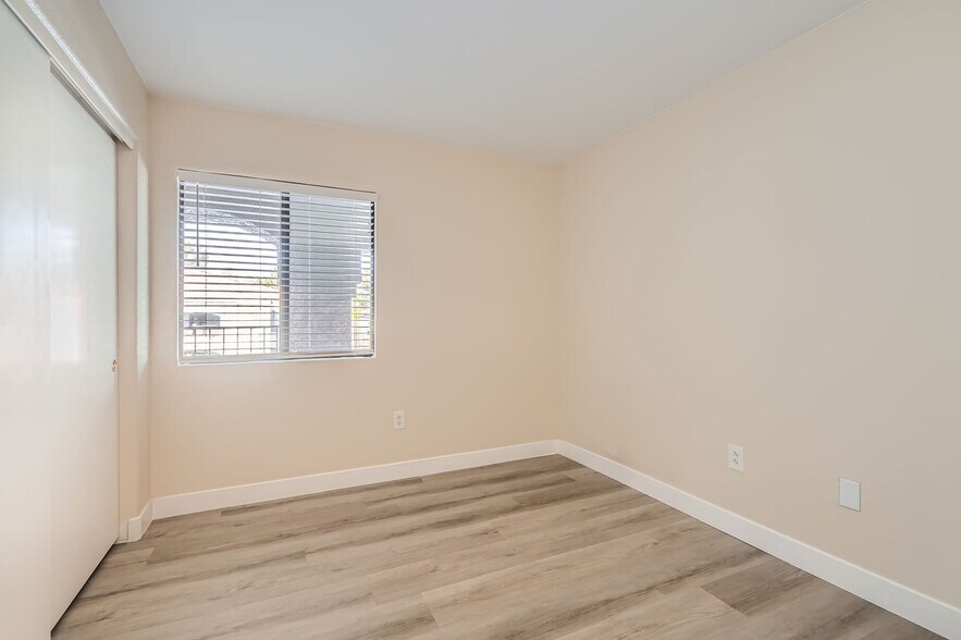 Building Photo - 950 Seven Hills Dr