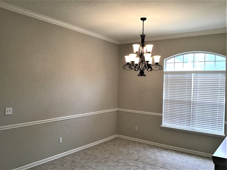 Building Photo - 587 Oakmont Dr