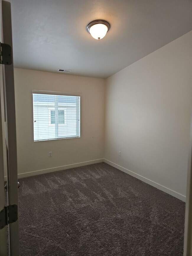 Building Photo - August free! 3 Bed/3.5 Bath Town Home for Rent in Bluffdale!