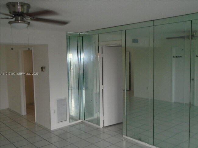 Building Photo - 4174 Inverrary Dr