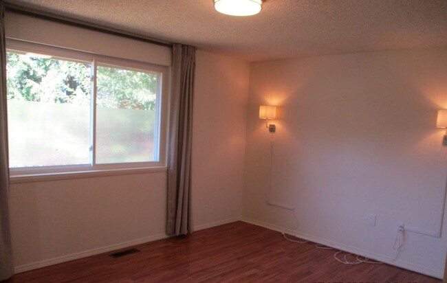 Building Photo - 4 Bedroom w/ Bonus room in Downtown Gig Ha...