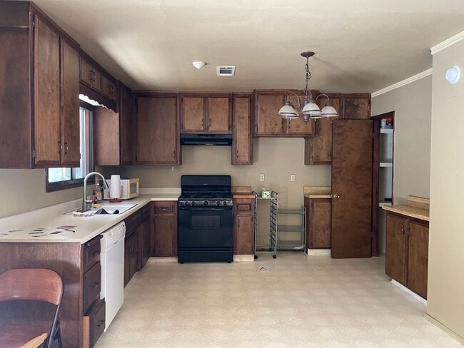 Building Photo - 3 bedroom 3 bath in Crestline.