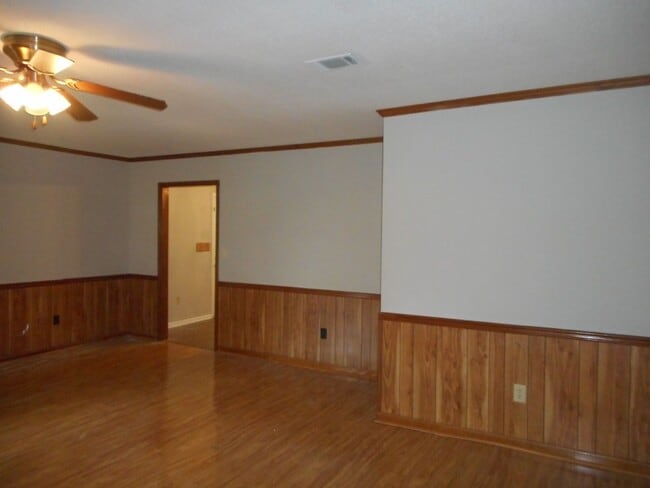 Building Photo - Charming 3BR/2BA Rental in Sand Ridge Neighbourhood