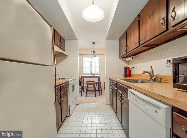 Building Photo - 1906 Valley Dr