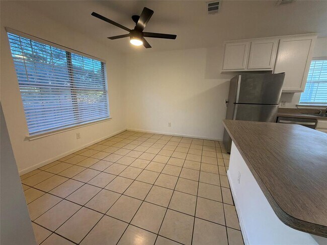 Building Photo - 103 N Mockingbird Cir