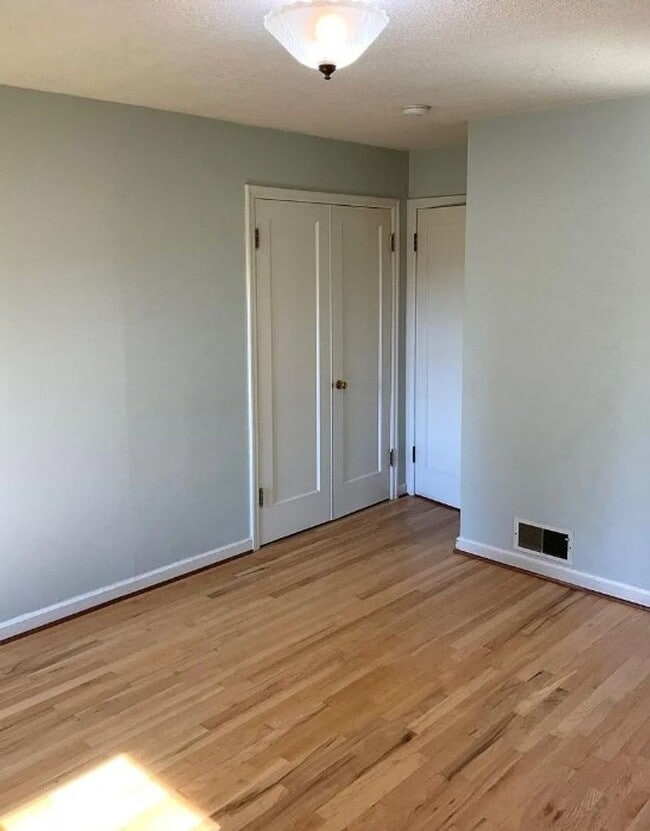 Building Photo - Charming Maplewood SFH with garden beds, fruit trees and finished basement