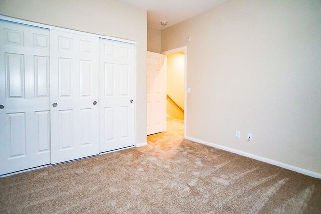 Building Photo - Beautiful townhome in Mission Valley!  Ava...