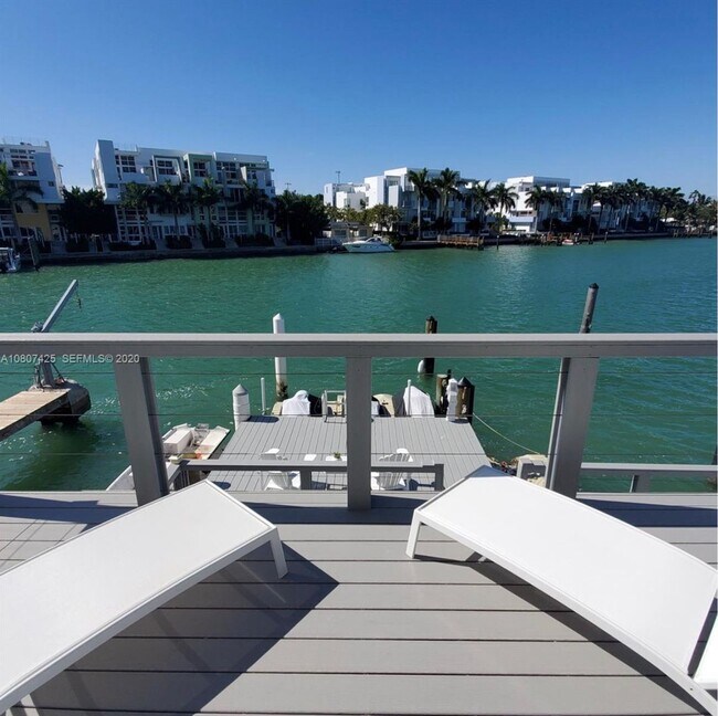 Building Photo - Beautiful waterfront townhouse in the heart of Miami