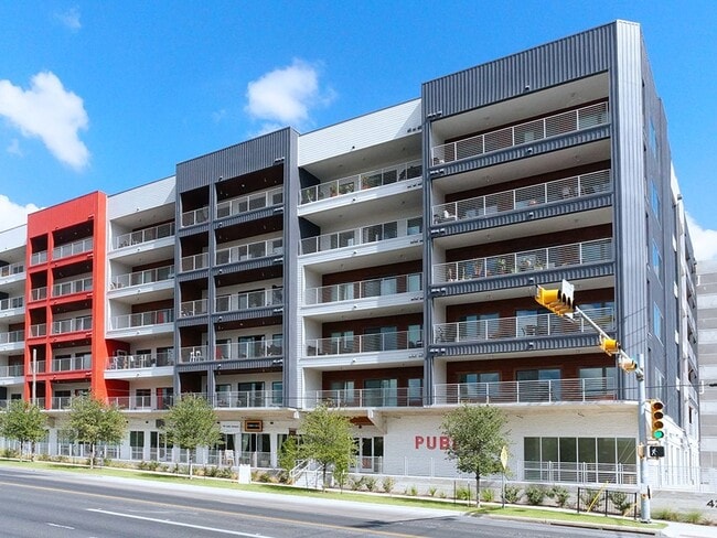 Building Photo - 1/1 Condo on Hot SOCO