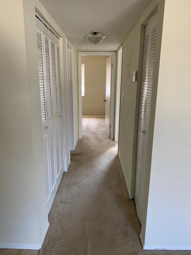 Building Photo - Nice 2 Bed 1 Bath, Unit Located in Quiet S...
