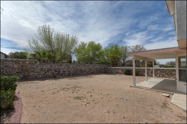 Building Photo - 7456 Luz De Lumbre Ave