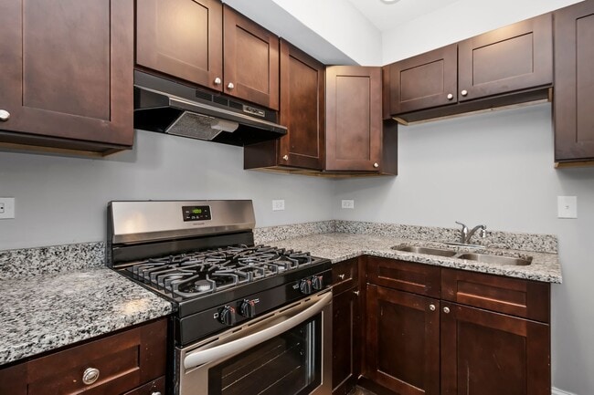 Building Photo - Condo Quality 1-Bedroom/ 1- Bathroom Condo Quality Apartment! – No Security Deposit!