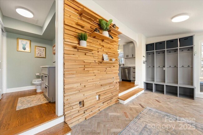 Building Photo - 5712 Oak Dr