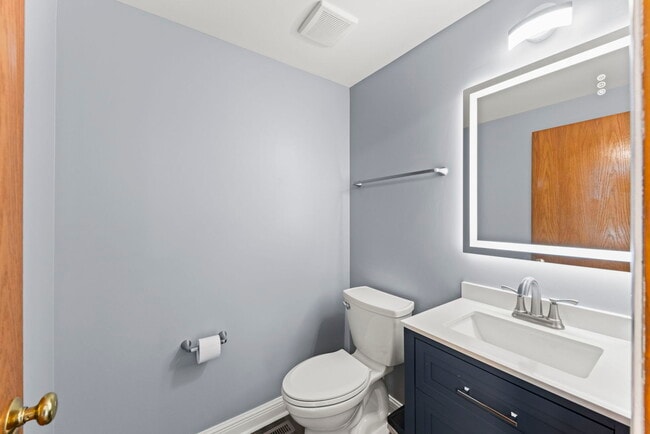 Building Photo - 905 Thorn Creek Dr