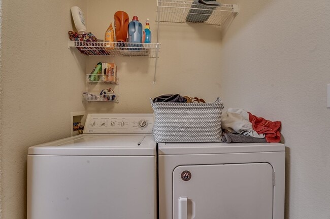 Building Photo - Spacious 3 Bed, 3 1/2 Bath Townhome in Northwest Fort Collins!