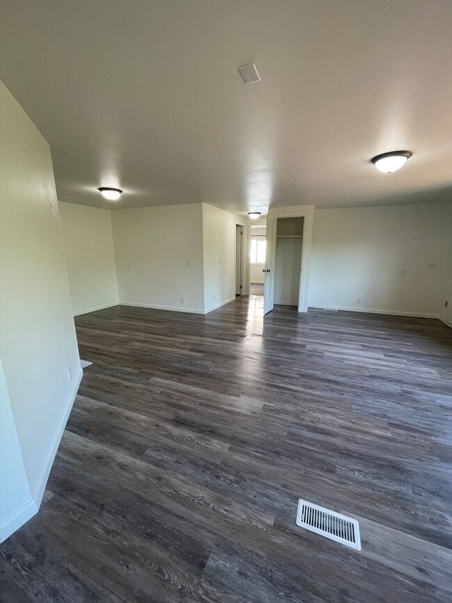 Building Photo - 3 Bedroom 2 Bathroom for Rent.