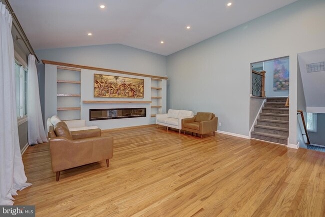 Building Photo - 1717 Country Club Dr