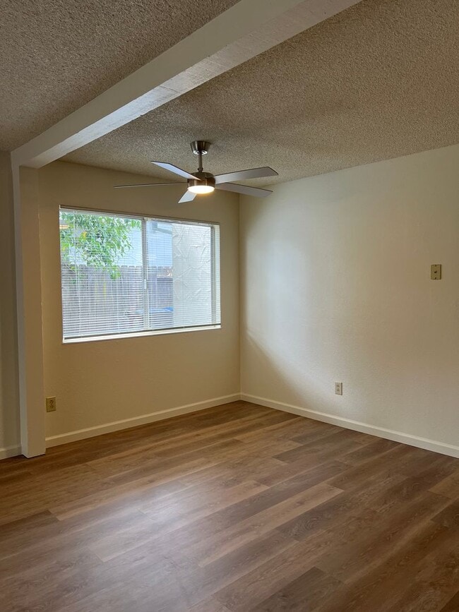 Building Photo - Darling 3 Bedroom House!!