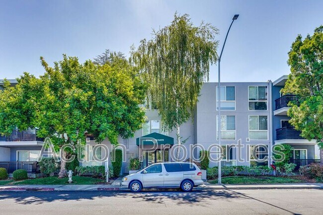 Building Photo - 181 Del Medio Ave