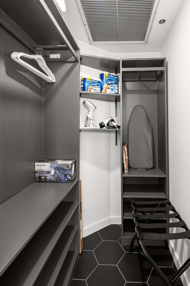 Building Photo - 160 Central Park S