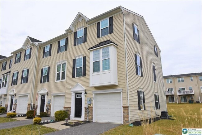 Building Photo - 12 Yellow Rose Ln