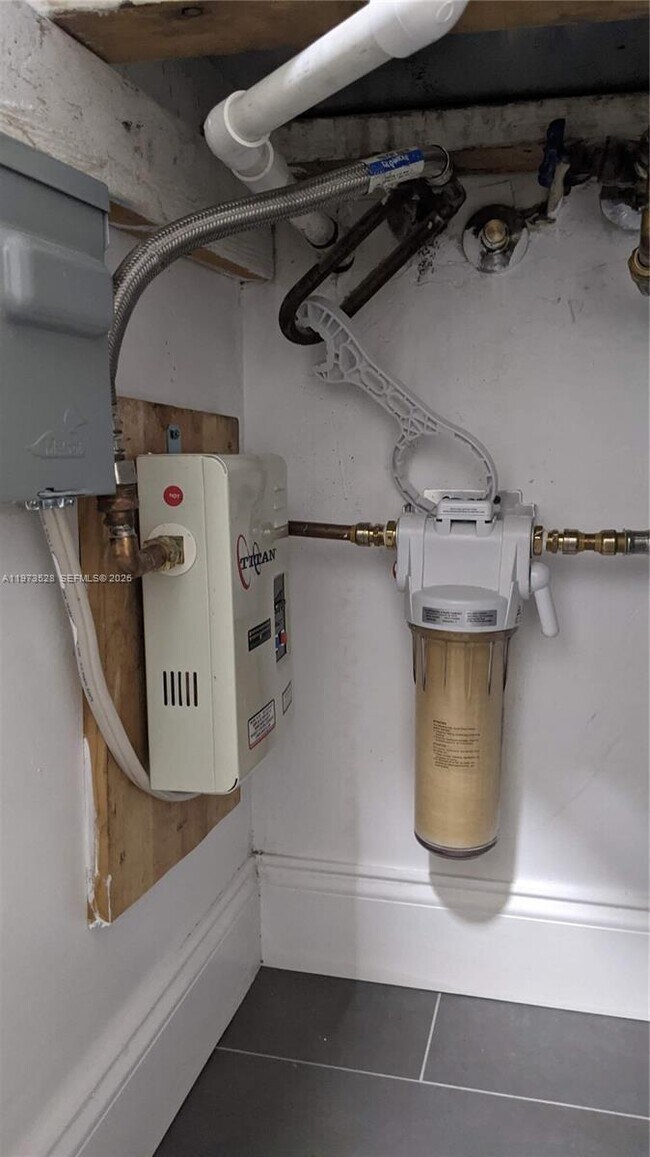 Building Photo - 15509 N Miami Lakeway