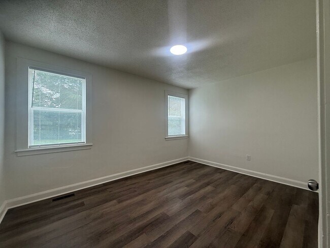 Building Photo - 24-26 Carson Ln Bristol TN 37620
