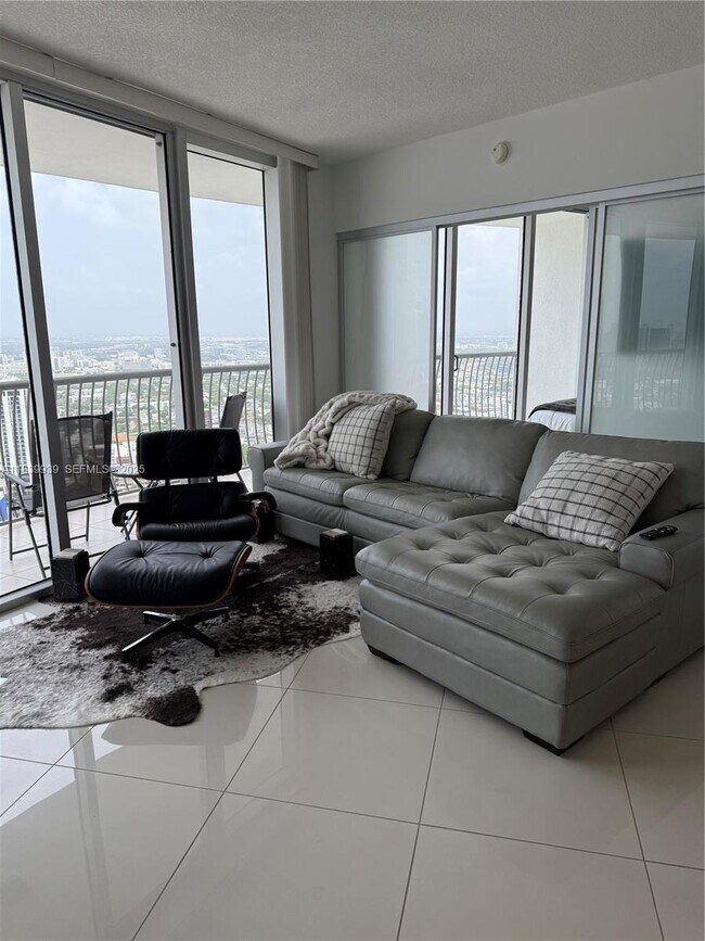 Building Photo - 1750 N Bayshore Dr