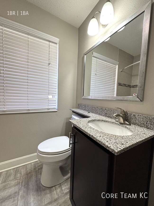 Building Photo - Renovated 1 Bedroom in West Plaza! Pool & ...