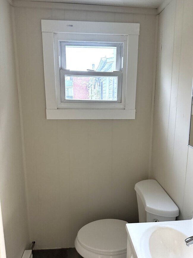 Building Photo - 425 Highland Ave