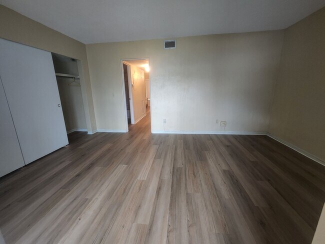Building Photo - 1/1 condo - 55+ community