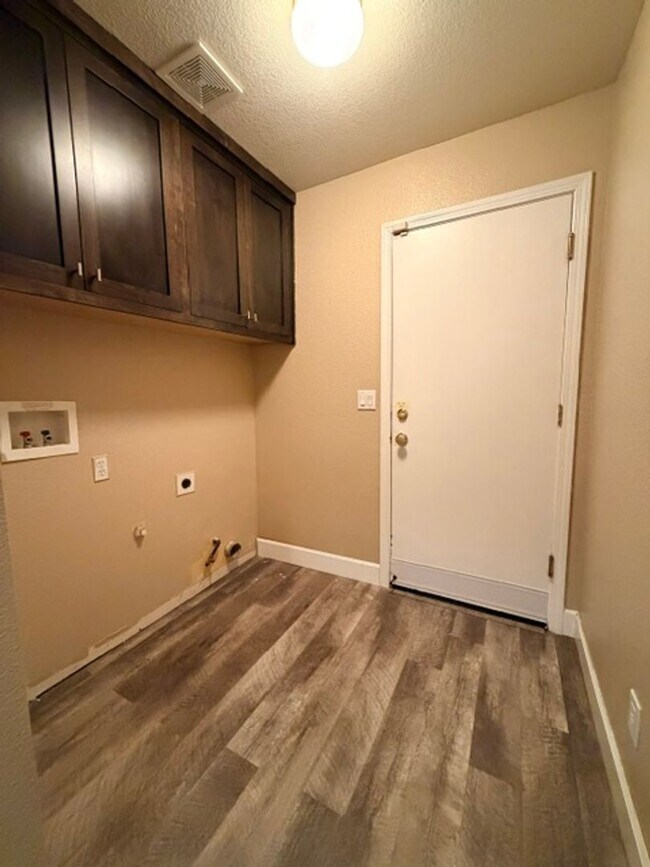 Building Photo - Beautifully Remodeled 4 Bedroom, 2 Bath Home in Desirable Elk Grove Neighborhood