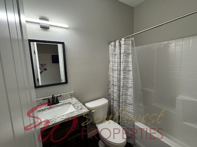 Building Photo - Modern 3 Bed / 3 Bath Duplex Near Campus – Lawncare Included!