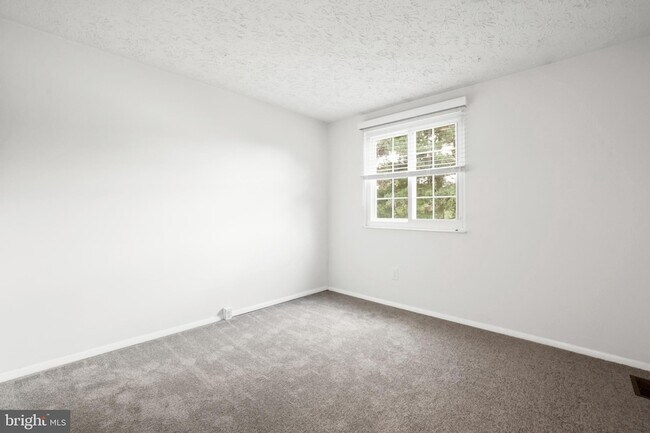 Building Photo - 2916 Bridgehampton Ct