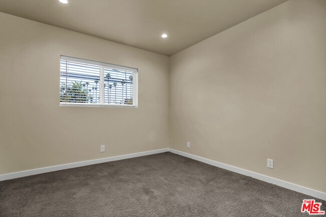 Building Photo - 2816 3/4-2814 W Jefferson Blvd