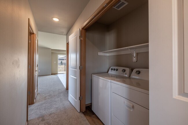 Building Photo - 3 Bedroom 2 Bath Apartment Pet Friendly!
