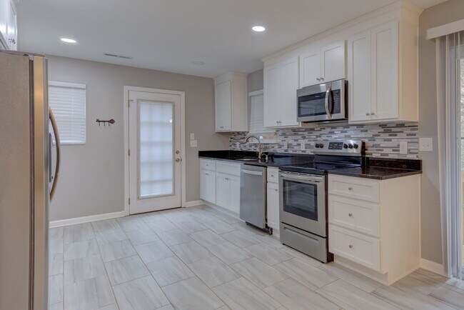 Building Photo - 5 bed 3 bath - Gorgeous Large Family Home ...
