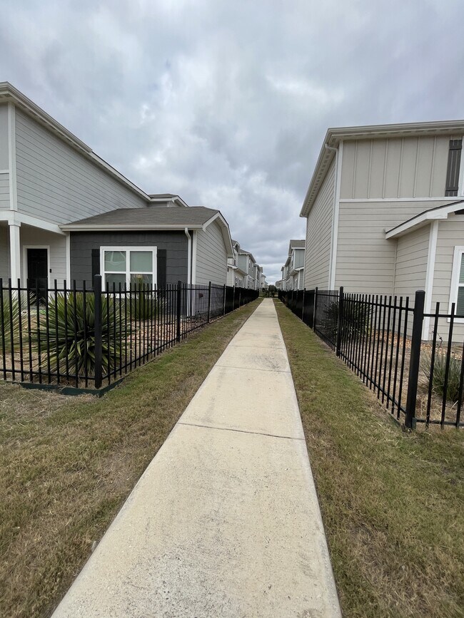 Building Photo - 10829 Emerick St