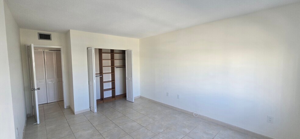 Building Photo - 400 Kings Point Dr