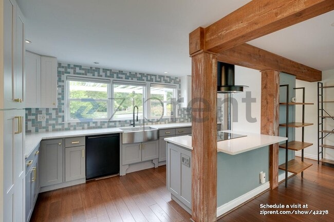 Building Photo - 4522 NE 54th St