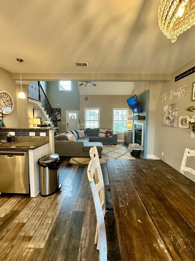 Building Photo - Pet Friendly Three Bedroom with Bonus!