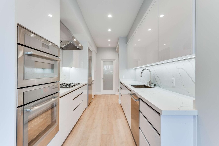 Building Photo - 1557 S Beverly Glen Blvd