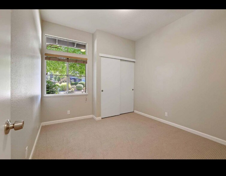 Building Photo - 1736 Valdora St