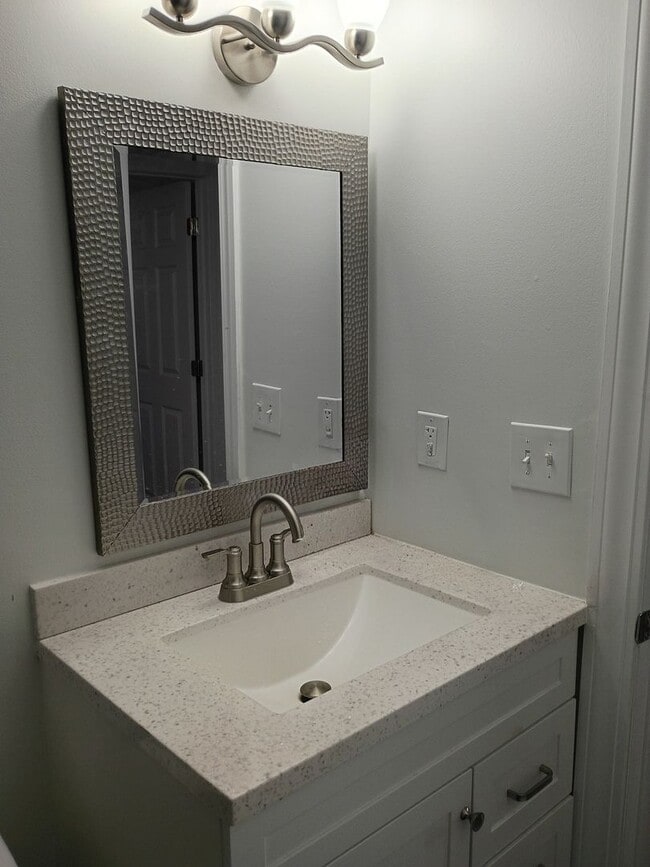 Building Photo - AVAILABLE NOW! Charming 3-Bed Home in Desirable White Lake Community