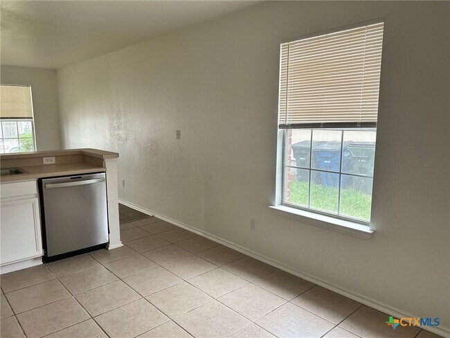 Building Photo - 3039 Pine Valley Dr