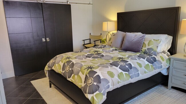 Building Photo - Beautifully renovated 2/2 condo downtown S...