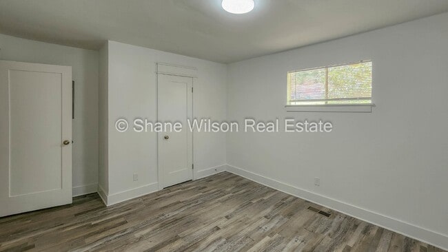 Building Photo - Move in special! 1/2 off the first month's rent!   Recently renovated 3 BR/ 1 BA home.  Big front...