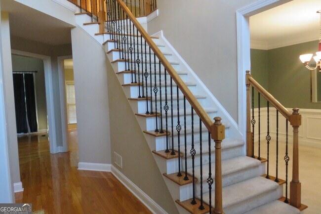 Building Photo - 2205 Crescent Walk