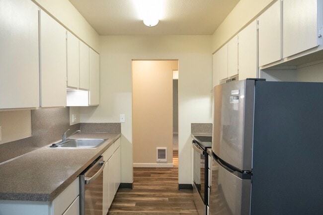 Building Photo - Classic Two-Bedroom in Charming Irvington Tree-Lined Neighborhood